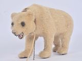 un petit ours en peluche attaché à une corde