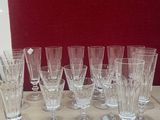 un grand nombre de verres à vin posés sur une table