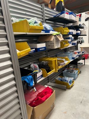 de nombreuses boîtes et bacs sur les étagères du garage