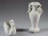 deux vases posés l'un à côté de l'autre sur une table