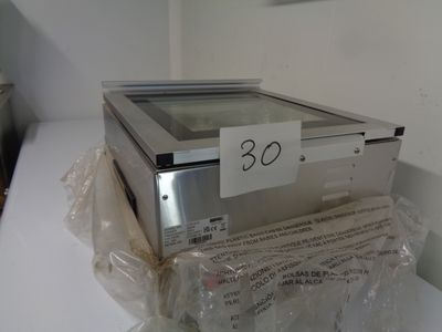 une photo d'un micro-ondes posé sur une table