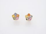 une paire de boucles d'oreilles multicolores sur fond blanc