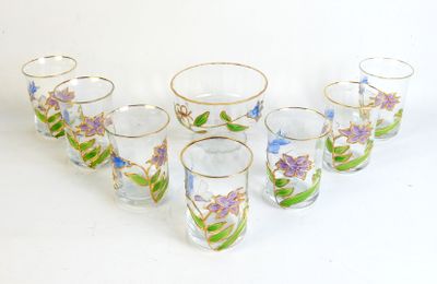 six verres à shot décorés de fleurs et de feuilles, posés sur une surface blanche