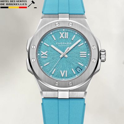 une image d'une montre bleue dont le cadran comporte des chiffres romains