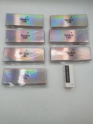 cinq couleurs différentes de feuille d'argent sur un fond blanc