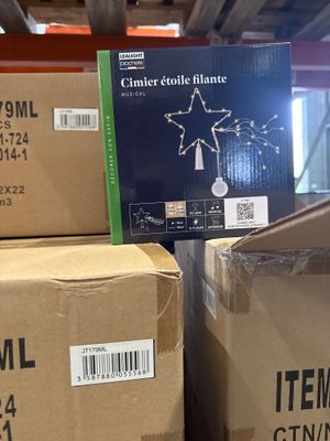 de nombreux cartons empilés dans un magasin