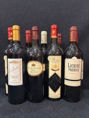 six bouteilles de vin sont alignées sur un fond noir