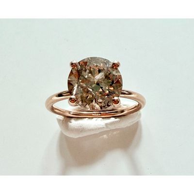 une photo d'une bague sertie d'un diamant brun