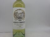 la bouteille de vin blanc est posée sur la table