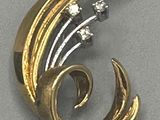 une broche en or sertie de diamants