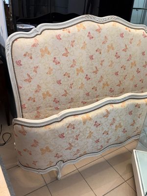 un lit posé au milieu d'une pièce