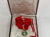 une boîte contenant une médaille et un ruban