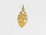 un pendentif plaqué or représentant une femme dans un arbre