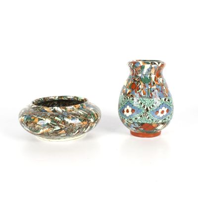 deux vases posés l'un à côté de l'autre sur une surface blanche