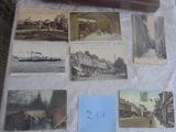 une table avec un tas de vieilles photos dessus