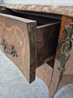 Commode galbée de style Louis XV en placage de bois fruitier… (photo 4)