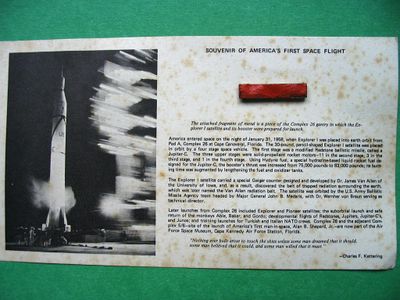 une vieille carte postale sur laquelle figure une photo du lancement d'une fusée