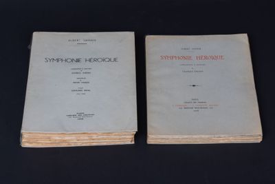 deux livres sont posés sur une table à fond noir