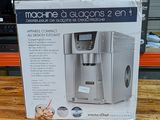 La cafetière se trouve dans la boîte posée sur la table.