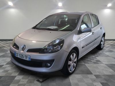 la photo d'une voiture argentée garée dans un garage