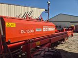 un gros plan sur un « grainer » rouge garé devant un bâtiment