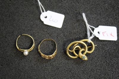 trois paires de bagues en or et une paire de boucles d'oreilles en perles