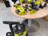 une table sur laquelle sont posés de nombreux outils électriques