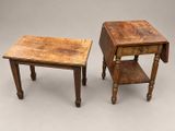 deux petites tables aux pieds tournés, une petite table aux pieds tournés, une petite table aux pieds tournés et une petite table aux pieds tournés