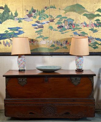 two lamps that are on top of a chest