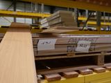 beaucoup de planches de bois sur les étagères de l'entrepôt