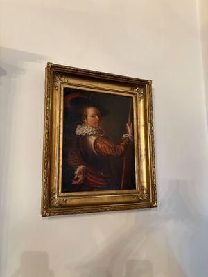 une image d'un tableau sur le mur d'une pièce