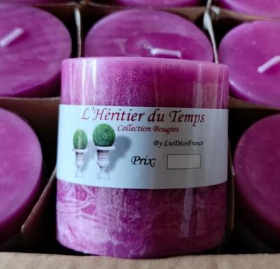 des bougies violettes présentées dans une boîte et munies d'étiquettes, à vendre