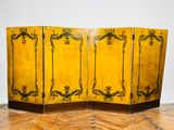 une image représentant un paravent jaune orné de motifs élaborés