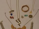 de nombreux colliers et bracelets disposés sur une table