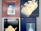 trois livres posés sur une table, sur laquelle se trouvent des vases