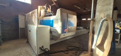 une machine qui se trouve à l'intérieur d'un bâtiment