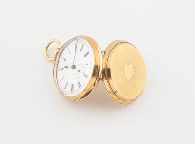une image d'une montre de poche en or avec des chiffres romains sur le cadran