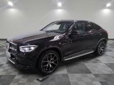 Le SUV Mercedes GLE est garé dans une grande pièce