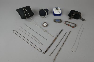 beaucoup de bijoux posés sur la table