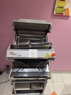 une machine posée sur une table