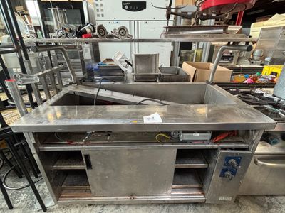 Piano de cuisson inox quatre feux vifs, une plaque coupe-feu