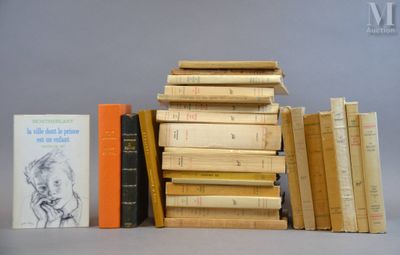 plusieurs livres empilés sur une table
