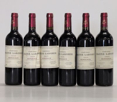 six bouteilles de vin rouge alignées