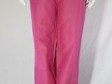 Le mannequin porte un pantalon rose et un haut blanc.