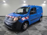 la photo d'une camionnette bleue garée dans un garage