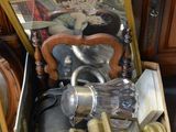 une boîte remplie d'objets assortis posée sur une table