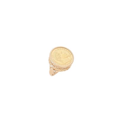 une pièce d'or posée sur une surface blanche