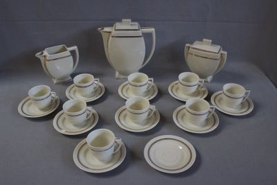 beaucoup de tasses et de soucoupes sur la table