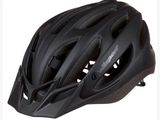 un gros plan d'un casque de vélo sur fond blanc
