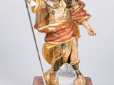 une image représentant une statue d'un ange tenant un bâton